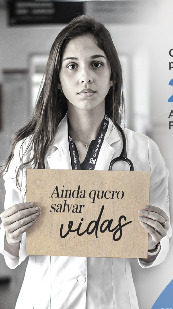 Médica segurando cartaz que diz: ainda quero salvar vidas