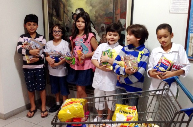 Pequenos anjos fazem doação à OSID Pequenos anjos fazem doação à OSID
