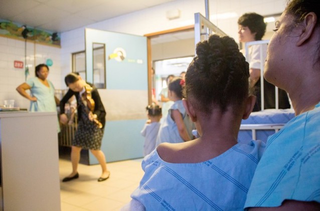 Violinista de renome internacional leva música aos pacientes e estudantes de Irmã Dulce Violinista de renome internacional leva música aos pacientes e estudantes de Irmã Dulce