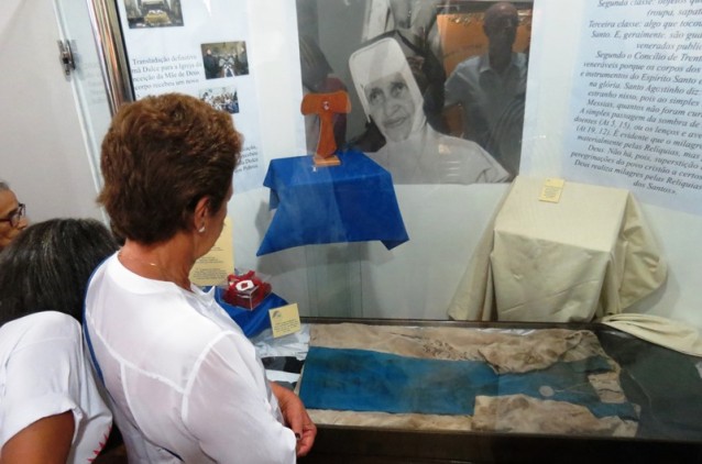 Exposição que exibe as vestes usadas no sepultamento de Irmã Dulce está aberta para visitação