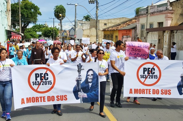 Famílias OSID e Martagão Gesteira ocupam as ruas da Cidade Baixa em defesa do SUS