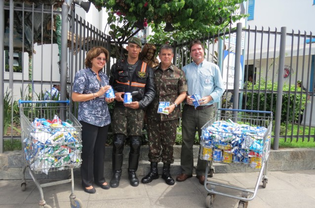 Obras Sociais Irmã Dulce recebem doação de  leite em pó arrecadado pelo Exército 