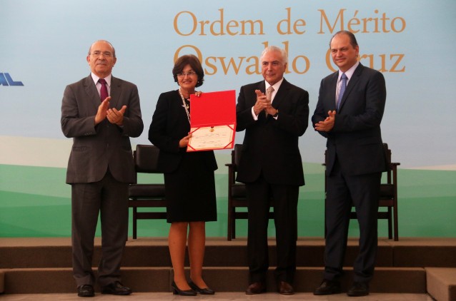 Maria Rita Pontes recebe Medalha do Mérito Oswaldo Cruz 