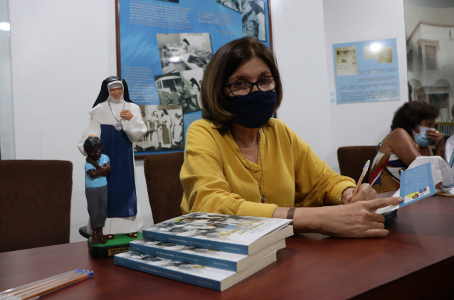 Lançamento de livro sobre Santa Dulce reúne em Salvador devotos e admiradores do legado do Anjo Bom