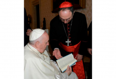 Livro sobre Santa Dulce dos Pobres é entregue ao Papa Francisco pelo Arcebispo de Salvador 