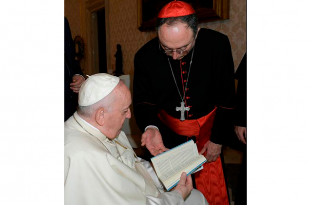 Livro sobre Santa Dulce dos Pobres é entregue ao Papa Francisco pelo Arcebispo de Salvador Livro sobre Santa Dulce dos Pobres é entregue ao Papa Francisco pelo Arcebispo de Salvador