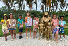 Crianças do CESA recebem brinquedos de campanha do Shopping Barra