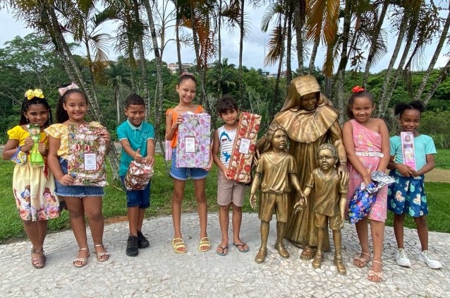 Crianças do CESA recebem brinquedos de campanha do Shopping Barra Crianças do CESA recebem brinquedos de campanha do Shopping Barra