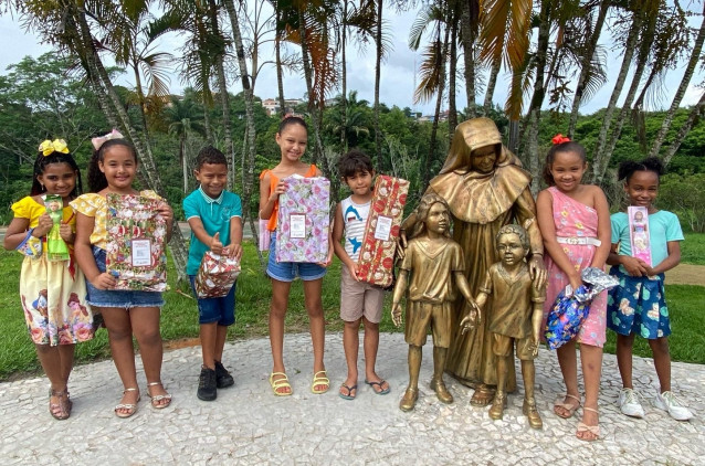 Crianças do CESA recebem brinquedos de campanha do Shopping Barra